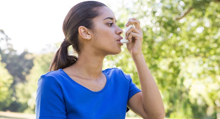 0227_GettyImages-474771466 woman using an inhaler