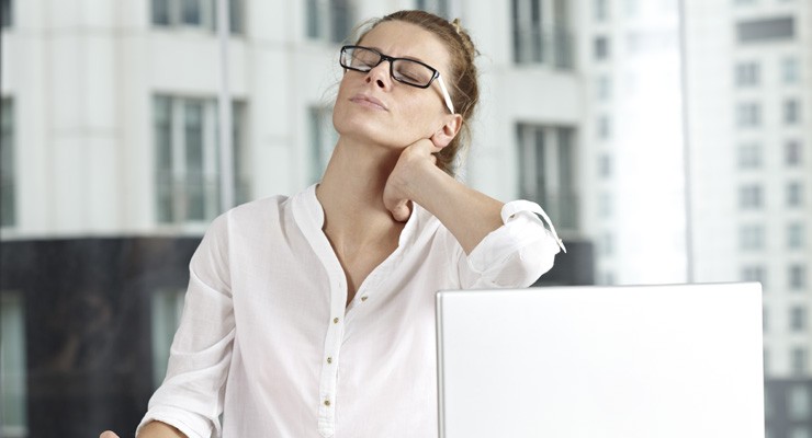 0240_187109301 woman in front of laptop rubbing her neck