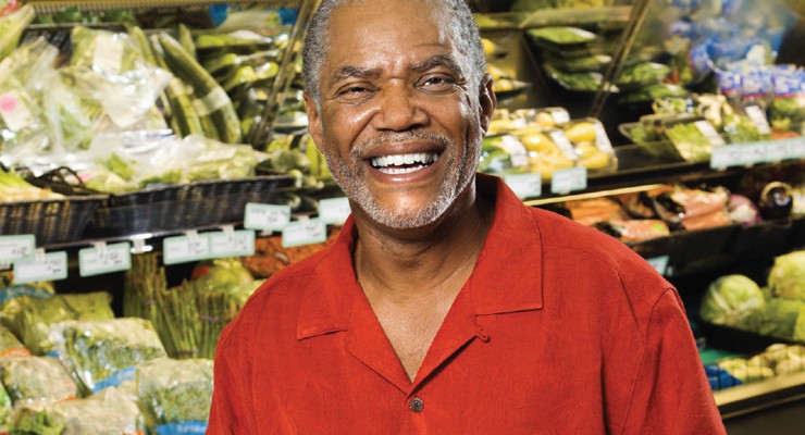 0537_nkf_nutrition_CKD_stage_1-4 smiling man in grocery store