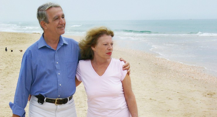 0505_nkf_choosing_treatment_for_kidney_failure_0352 man and woman walking on a beach.
