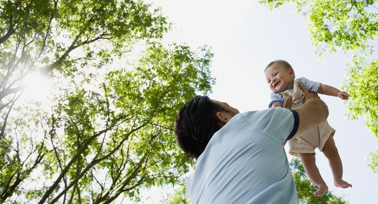 0107_79383911 stressed man holding a baby